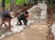 Tumbuhkan Semangat Gotong Royong, Babinsa Bantu Pasang Paving Block