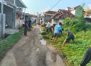 Manunggal Dengan Rakyat, Sertu Eries Astamara Bersama Warga Gotong-royong Bersihkan Parit