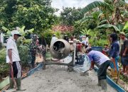 Dukung Percepatan Pembangunan, Babinsa dan Warga Kompak Gotong Royong Cor Jalan