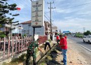 Babinsa Candimas Bersama Warga Gotong Royong Bersihkan Parit