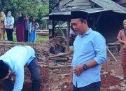 Anggota DPRD Lamsel Agus Sartono AMd., Letakkan Batu Pertama Pembangunan Rumah Warga Budidaya Secara Simbolis