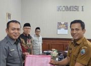 Anggota Komisi I DPRD Lamsel Terima Data Jumlah Tenaga Honorer dari Ketua Forum Tenaga Honorer K-2 Kabupaten Setempat