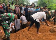 Turut Berbela Sungkawa, Anggota Babinsa Pos Ramil Tegineneng Melayat atas Meninggalnya Kepala Desa Trimulyo