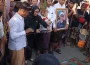 Ketua DPRD Lamsel Beserta Rombongan Berikan Penghormatan Terakhir Kepada Almarhum Made Sukintre