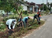 Semangati Warga, Babinsa Margo Mulyo Gotong Royong Bersama Warga Bersihkan Jalan Lingkungan