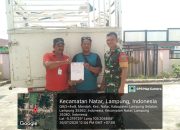 Babinsa Mandah, Sertu Mujiantoro Kawal Penyaluran 9,44 Ton Beras Bantuan Pangan