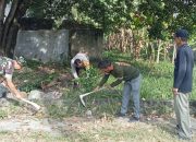 Kolaborasi dengan Warga, Babinsa Dan Bhabinkamtibmas Gotong Royong Bersihkan Lingkungan