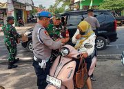 Koramil 421-06/Natar, Polsek Tegineneng Dan Pemerintah Kecamatan Tegineneng Bagikan Bendera Merah Putih, Sambut HUT RI Ke – 80 Dengan Semangat Nasionalisme
