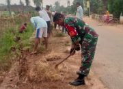 Tunjukkan Semangat Gotong Royong, Babinsa dan Warga Bersihkan Bahu Jalan