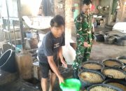 Dukung UMKM Warga Binaan, Babinsa Koramil 421-06/Natar, Sambangi Pembuat Tahu