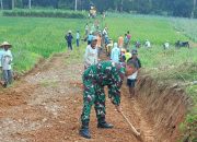 Babinsa Margorejo Semangati Warga Gotong Royong Pembuatan Badan Jalan