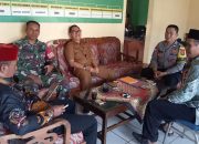 Mempererat Sinergitas, Babinsa dan Bhabinkamtibmas Komsos Bersama Perangkat Desa dan Tomas