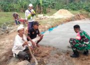Dukung Percepatan Pembangunan, Babinsa dan Warga Kompak Gotong Royong Cor Jalan