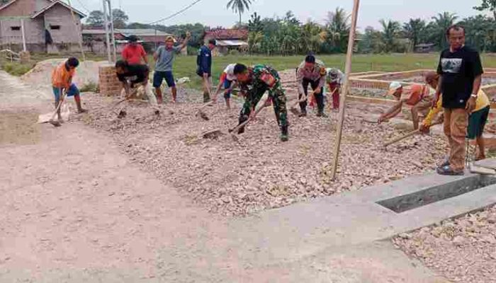 Manunggal dengan Rakyat, Babinsa Gotong Royong Timbun Jalan Berlubang