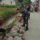 Wujud Kepedulian, Babinsa Tanjung Sari Bantu Warga Bangun Talud Penahan Tanah