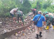 Sigap Pasca Banjir, Babinsa Koramil 421-06/Natar Bersama Forkopicam, Bersihkan Tumpukan Sampah Dan Sekaligus Sosialisasikan Antisipasi Banjir