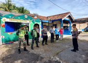 Sinergi TNI–Polri, Babinsa Koramil 421-06/Natar Kawal Pos PAM Nataru di Tugu Keris Tegineneng