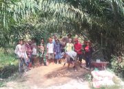Babinsa dan Warga Gotong Royong Perbaiki Jalan Rusak