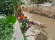 Antisipasi Dampak Banjir, Babinsa Koramil 421-06/Natar, Cek Tanggul Sungai di Hajimena