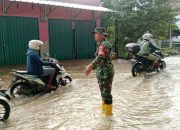 Hadir di Tengah Warga, Danramil 421-06/Natar dan Kapolsek Natar Menyatu Bersama Rakyat Tangani Banjir di Flyover Natar