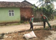 Pererat Kemanunggalan TNI dan Rakyat, Babinsa Koramil 421-06/Natar Bantu Pembangunan Gorong-Gorong