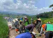 Di Bawah Terik dan Lapar, Beton Itu Dicor dengan Iman dan Kehormatan