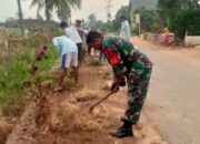 Perkuat Kemanunggalan TNI-Rakyat, Babinsa Koramil 421-06/Natar Aktif dalam Kegiatan Gotong Royong