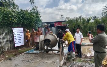 Babinsa dan Bhabinkamtibmas Kawal Pembangunan Jalan Rabat Beton di Kalisari, Camat Natar Apresiasi Sinergi untuk Kemajuan Desa