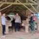 Dukung Program Ketahanan Pangan, Babinsa dan Bhabinkamtibmas Sambangi Peternakan Ayam Petelur BUMDes Tunas Baru Desa Kalisari