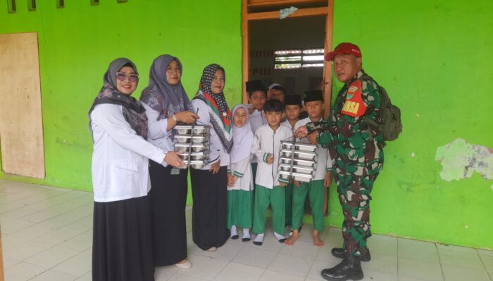 Babinsa Koramil 421-06/Natar Monitoring Pembagian MBG di Ponpes Darul Ma’arif, Pastikan Berjalan Aman dan Tepat Sasaran