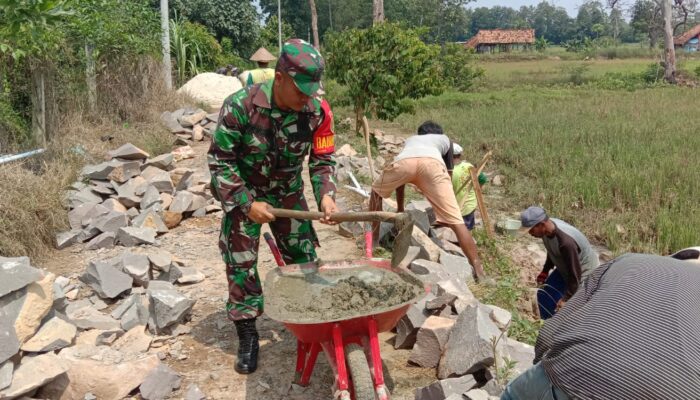 Tak Hanya Mendampingi, Babinsa Sertu Tri Widodo, Turun Langsung Bangun Talud Bersama Warga