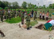 Tangis Haru Iringi Pemakaman Militer Peltu Rivoldy, Prajurit Pengabdi Negeri Kini Berpulang