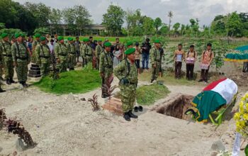 Tangis Haru Iringi Pemakaman Militer Peltu Rivoldy, Prajurit Pengabdi Negeri Kini Berpulang