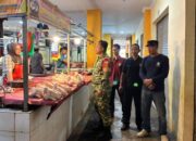 Babinsa Koramil 421-06/Natar Turun ke Pasar, Pastikan Harga Daging Ayam Stabil dan Stok Aman Jelang Akhir Pekan