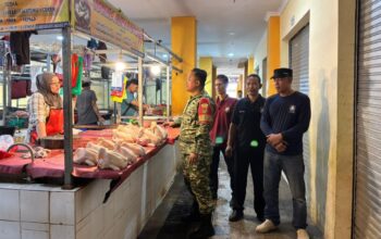 Babinsa Koramil 421-06/Natar Turun ke Pasar, Pastikan Harga Daging Ayam Stabil dan Stok Aman Jelang Akhir Pekan