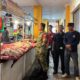 Babinsa Koramil 421-06/Natar Turun ke Pasar, Pastikan Harga Daging Ayam Stabil dan Stok Aman Jelang Akhir Pekan