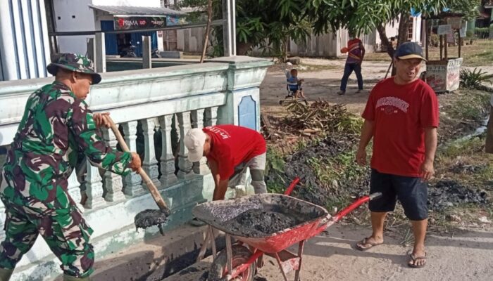 Pererat Kemanunggalan TNI-Rakyat, Babinsa Koramil 421-06/Natar Gotong Royong Bersihkan Parit Masjid An-Nur