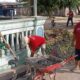 Pererat Kemanunggalan TNI-Rakyat, Babinsa Koramil 421-06/Natar Gotong Royong Bersihkan Parit Masjid An-Nur
