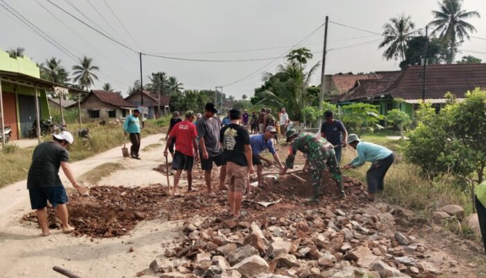 Hadir di Tengah Masyarakat, Babinsa Kalisari Bangkitkan Semangat Gotong Royong Warga