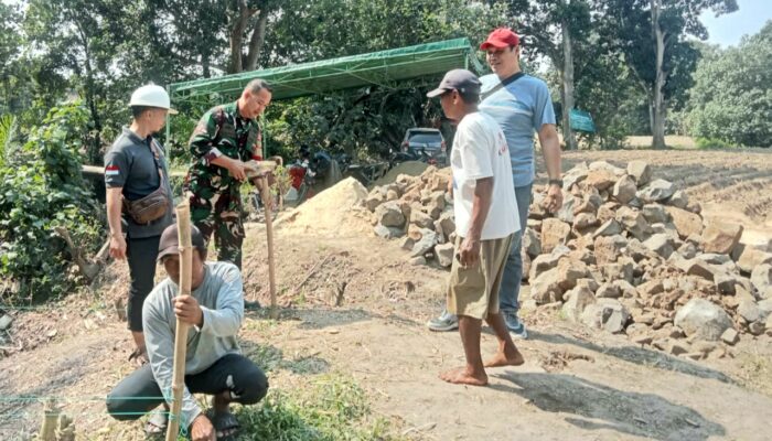 Satukan Akses dan Asa, TNI dan Warga Gotong Royong Bangun Jembatan Perintis Garuda di Natar