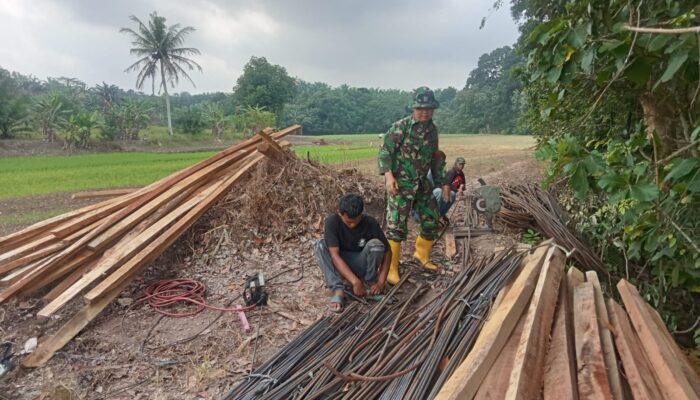 Babinsa Koramil 421-06/Natar dan Warga Bahu Membahu Bangun Jembatan Perintis Garuda, Wujudkan Harapan Ribuan Jiwa di Lampung Selatan