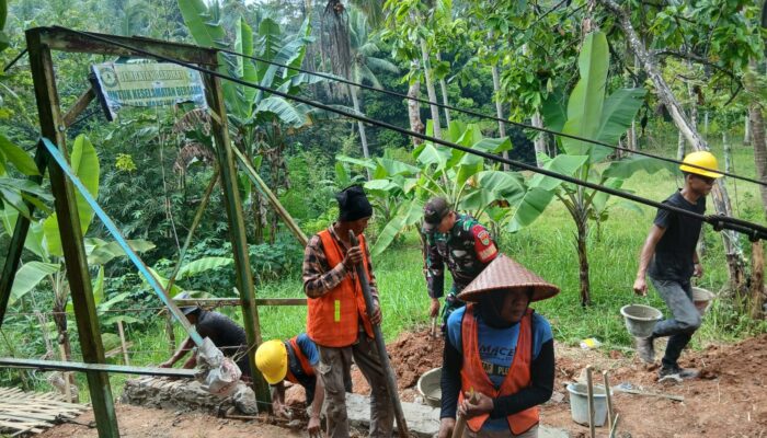 Dari Pondasi hingga Pengelasan Tiang, Babinsa Koramil 421-07/Sidomulyo Selalu Hadir Bersama Warga