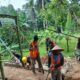 Dari Pondasi hingga Pengelasan Tiang, Babinsa Koramil 421-07/Sidomulyo Selalu Hadir Bersama Warga
