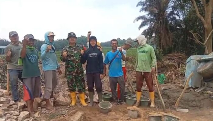 Sertu Ahmad Anuar Jadi Motor Penggerak, Pembangunan Jembatan Garuda Satukan Semangat Warga