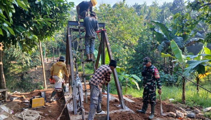 Tak Kenal Lelah, Babinsa Bandar Dalam Bersama Warga Wujudkan Harapan Lewat Jembatan Perintis Garuda