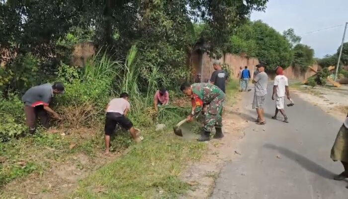 Penuh Keakraban, Babinsa Serka Sumaryanto dan Warga Waisari Gotong Royong Benahi Jalan Desa