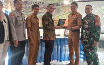 Sinergi TNI-Polri Perkuat Budaya Damai, Babinsa dan Bhabinkamtibmas Dampingi Kampung REDAM di Natar