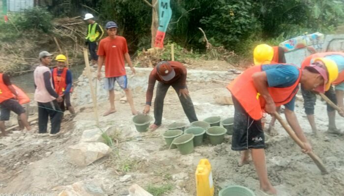 Dulu Terpisah Sungai, Kini Disatukan Jembatan Garuda, Babinsa Koramil 421-06/Natar dan Warga Gotong Royong Bangun Harapan