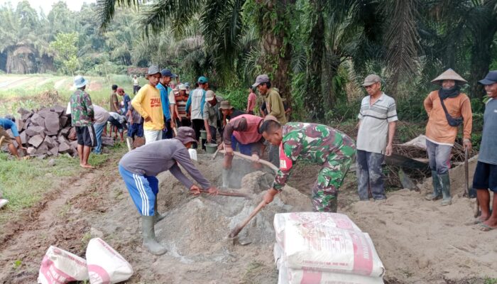 Babinsa Hadir di Tengah Warga, Gotong Royong Bangun Talud Perkuat Kemanunggalan TNI dengan Rakyat