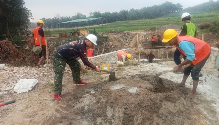 Babinsa Koramil 421-06/Natar Bersama Warga Percepat Pembangunan Jembatan Perintis Garuda, Harapan Baru Penghubung Dua Desa